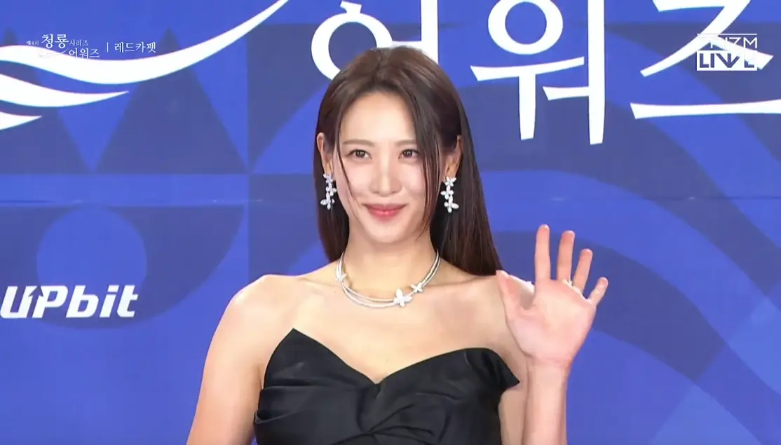 ▲金秀賢（如圖）以《京城怪物2》入圍青龍系列獎「最佳女配角」，今（18）日優雅踏上紅毯，但竟差點跌倒，還好馬上站穩，但她驚慌可愛表情也全都被捕捉。（圖／Prizm）