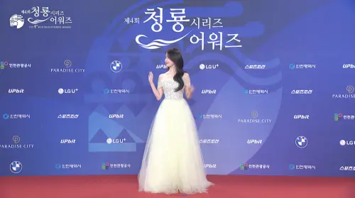 ▲IU穿著低胸白紗禮服走上青龍大獎紅毯。（圖／翻攝自chzzk）