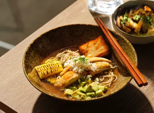 ▲「哥倫比亞鮮雞湯蕎麥麵」呈現哥倫比亞傳統雞湯「Ajiaco」，再將之結合蕎麥麵。（圖／NÓMADA提供）