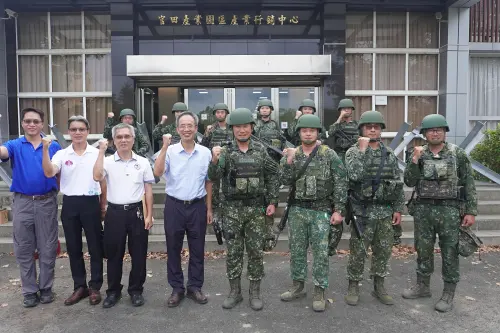 ▲台糖公司執行長傅仰明（左4）親赴感謝54工兵群官兵。（圖／第四作戰區提供）