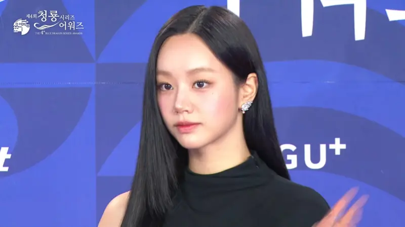 ▲《善意的競爭》惠利（如圖）、鄭受彬一前一後登上《青龍系列大獎》星光大道，2人以黑白色系示人。（圖／chzzk）