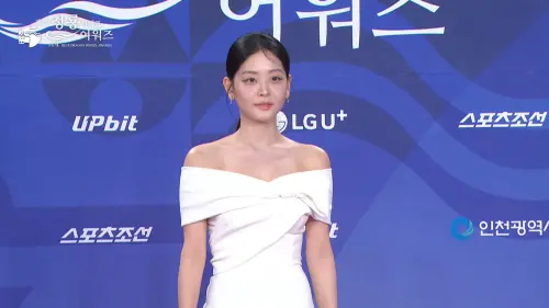 ▲鄭受彬以平口白色禮服登場，害羞靦腆展露微笑。（圖／chzzk）