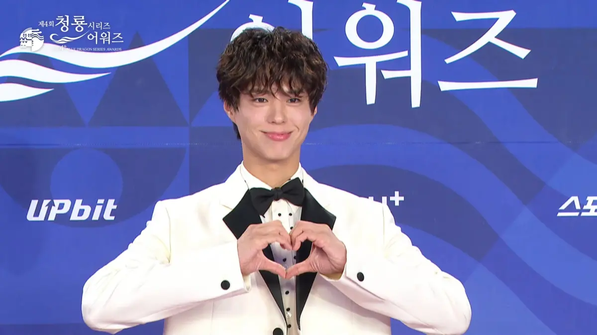 ▲朴寶劍（如圖）以《苦盡柑來遇見你》入圍青龍系列獎「最佳男主角」，他也在今（18）日踏上紅毯，以可愛小捲髮登場，還狂比愛心，讓現場粉絲尖叫聲瞬間高3倍。（圖／chzzk）