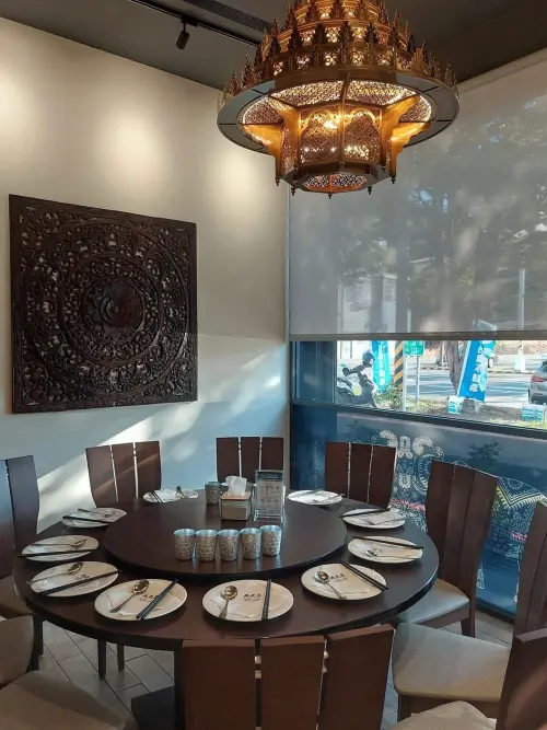 ▲《泰來屋》第二代經營者遠赴泰國深造，只為將最道地的泰國滋味原汁原味地傳承下來，就連店內裝潢與包廂都充滿濃厚的泰式風情。（圖／翻攝畫面） 