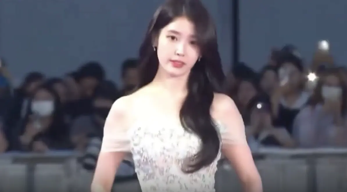 ▲靠著《苦盡柑來遇見你》入圍青龍大獎最佳女主角的IU，穿著低胸白紗禮服走上紅毯現場。（圖／翻攝自chzzk）