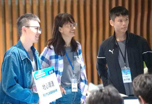 ▲國家海洋研究院院長陳璋玲(中)在活動中,和與會青年學子互動。(圖/國家海洋研究院提供) ▲國家海洋研究院院長陳璋玲(中)在活動中,和與會青年學子互動。(圖/國家海洋研究院提供)