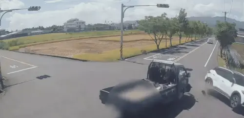 宜蘭嚴重車禍!貨車闖紅燈撞翻轎車 民眾機警救援母女畫面曝光