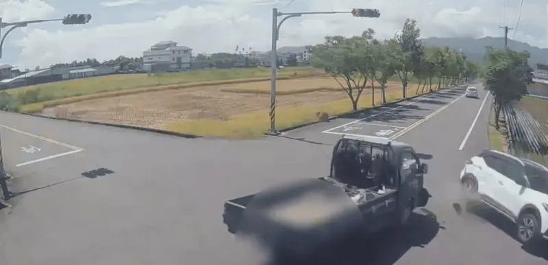 ▲宜蘭三星鄉今（18）日上午，發生一起車禍，24歲林姓女子駕駛的白色轎車遭闖紅燈的貨車撞擊後翻覆於路中央。（圖／翻攝畫面）