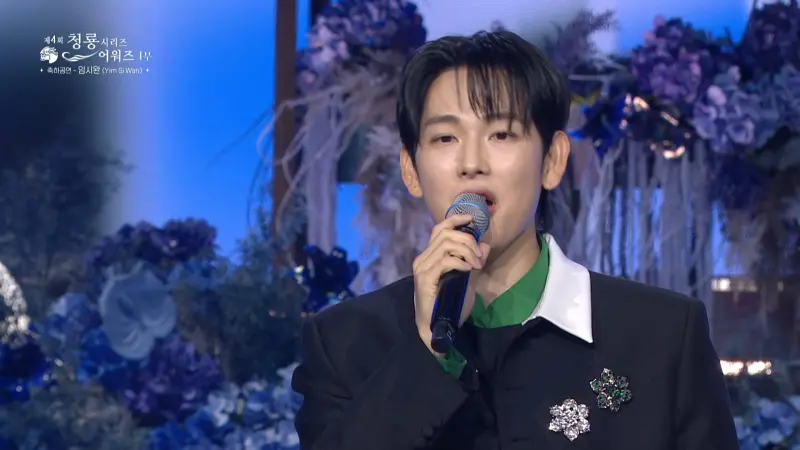 ▲《魷魚遊戲》333號任時完登上第4屆《青龍系列大獎》，當開場表演嘉賓，跟李炳憲（又譯：李秉憲）有搞笑互動。（圖／chzzk）