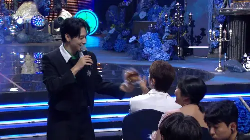 ▲任時完唱到一半下台發麵包、刮刮樂。（圖／chzzk）