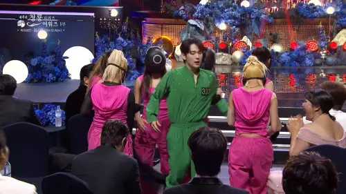 ▲任時完表演到一半被扒光衣服，變回《魷魚遊戲》裡的333號李名器。（圖／chzzk）