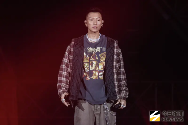 ▲頑童MJ116今（18）日帶著《OGS》巡迴演唱會首日登上台北小巨蛋，稍早一開場，他們帶來9首組曲開場，全場氣氛瞬間引爆，不過瘦子似乎嫌不夠，飆罵問粉絲：「一出來一大堆人坐在椅子上這件事情，老鳥教一下，沒有坐椅子的，那只是擺好看的！」（圖／記者朱永強攝影）