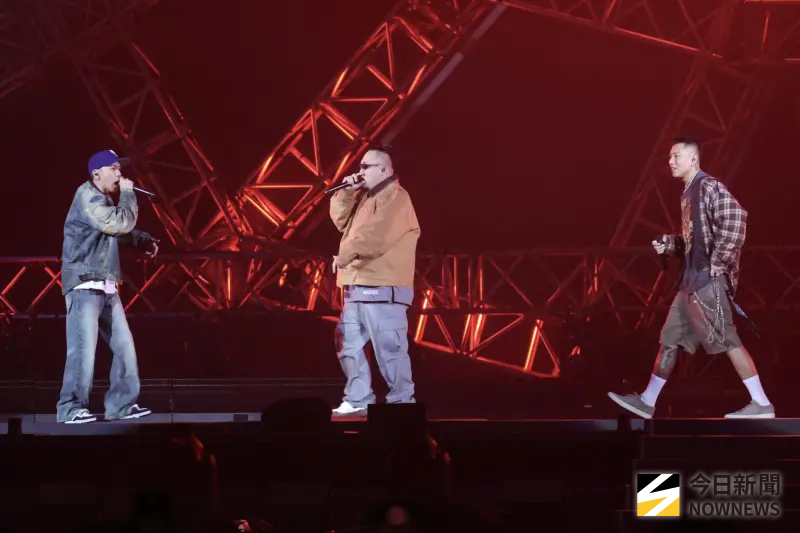 ▲頑童MJ116《OGS》巡迴演唱會今（18）日第1天登上台北小巨蛋開唱，稍早瘦子唱完〈Spotlight〉後，在台上嗨翻吶喊，接著與小春組成限定驚喜組合，小春彈吉他伴奏、瘦子演唱〈Something I don’t need〉，為演唱會注入一絲柔性氛圍。（圖／記者朱永強攝影）