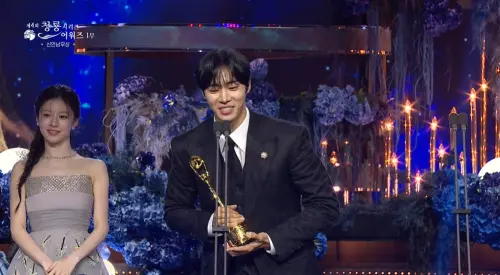 ▲青龍大獎／秋泳愚（前）獲最佳男新人！《外傷重症中心》同伴拍手歡呼。（圖／chzzk）