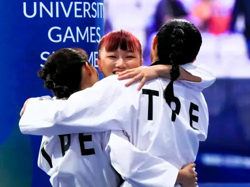 ▲郭彥妤、陳歆雅與楊長螢為台灣代表團帶來本屆賽會首面金牌，開心抱在一起歡呼。（圖／大專體總提供）