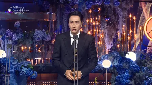 青龍獎／李光洙拿男配：EXO都敬秀說夢到我植髮死掉　全場笑噴
