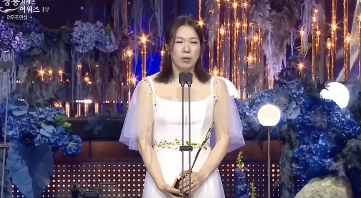 青龍大獎／廉惠蘭再掃「最佳女配角」！IU在台下看了感動到快哭