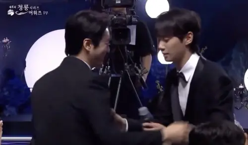 ▲李浚赫（左）領獎時跟李濬榮（右）鬧了烏龍。（圖／翻攝自chzzk）