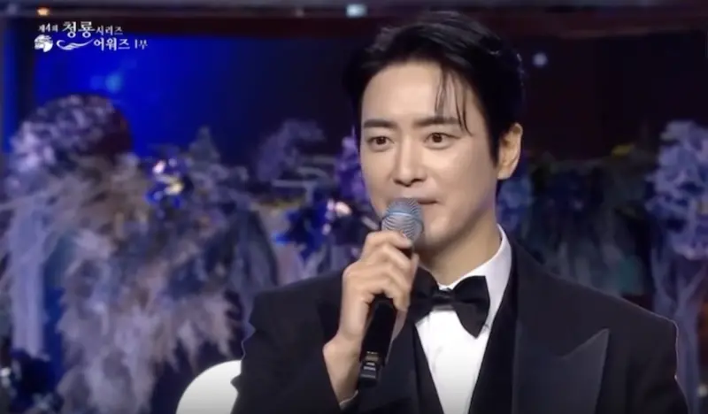 ▲第四屆「青龍系列大獎」人氣賞得主由朴寶劍、惠利、IU、李浚赫（如圖）獲獎。然而李濬榮以為是自己領獎，差點把李浚赫的獎拿走，鬧了超搞笑烏龍。（圖／翻攝自chzzk）