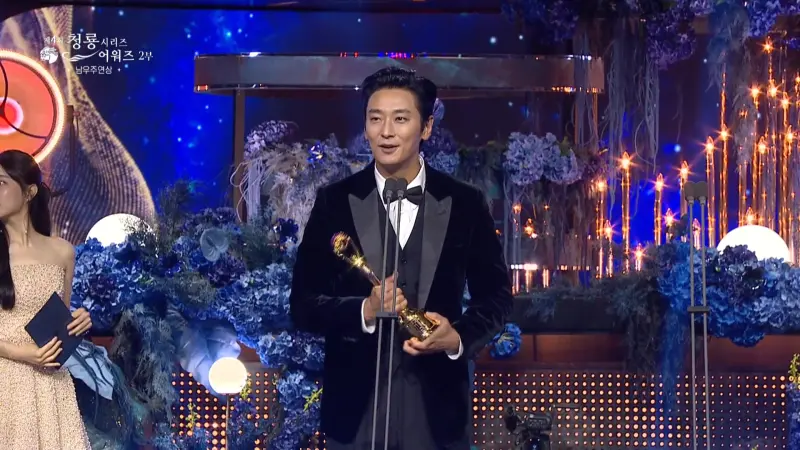 ▲朱智勛以《外傷重症中心》拿下第4屆《青龍系列大獎》的「最佳男主角」封視帝，再次在和朴寶劍的競爭中勝出。（圖／chzzk）