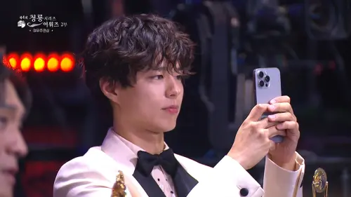 ▲IU（李知恩）以《苦盡柑來遇見你》拿下第4屆《青龍系列大獎》的「最佳女主角」封視后。（圖／chzzk）