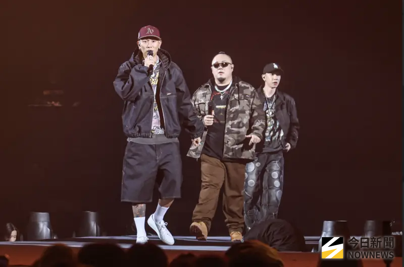 ▲頑童MJ116今（18）日在台北小巨蛋舉行《OGS》巡迴演唱會，稍早唱到〈Just believe〉時，瘦子感性吐露頑童出道17年心聲，「因為你們的支持，我們變得更貪心，我們決定把演唱會開到更大的地方，要辦在台中洲際棒球場！」（圖／記者朱永強攝影）