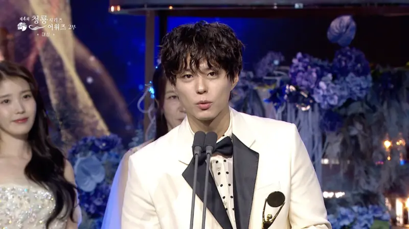 ▲由IU、朴寶劍（如圖）主演的《苦盡柑來遇見你》獲得了本屆青龍系列大獎的大賞，然而頒獎人全道嬿卻在頒獎時嘴巴打結一直說錯話讓人超緊張。（圖／翻攝自chzzk）