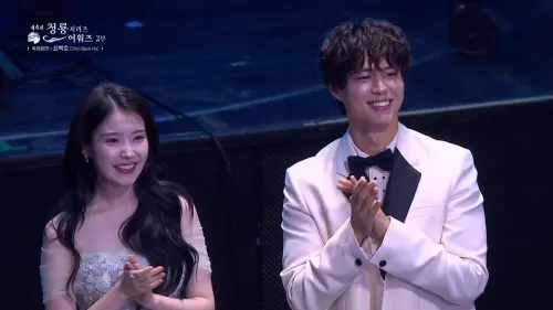 ▲▼資深歌手崔百浩一現身，台下所有演員通通起立、給予應援鼓掌。（圖／chzzk）