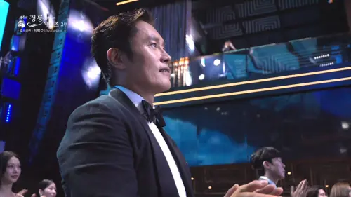 ▲▼資深歌手崔百浩一現身，台下所有演員通通起立、給予應援鼓掌。（圖／chzzk）