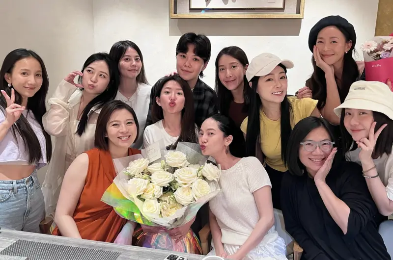 ▲郭書瑤生日，劉品言（前排左）和曾之喬（前排右3）合體，掀起Sweety回憶殺。（圖／翻攝自詹子晴IG）