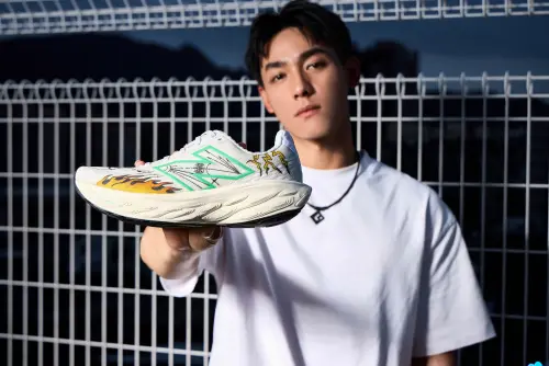 ▲陳晨威開箱NB客製化鞋款。（圖／NB提供）