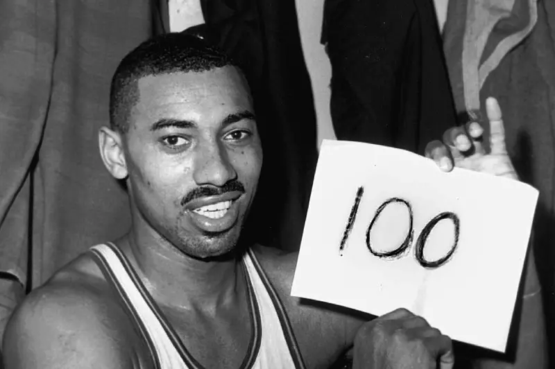 ▲1962年3月2日，當時效力費城勇士（現為金州勇士）的「張伯倫」Wilt Chamberlain在賓州的赫爾希體育館上演了一場前所未有的奇蹟。他全場出手63次命中36球，罰球32罰中28，最終砍下NBA歷史上絕無僅有的100分。（圖／取自Barstool Sports X）