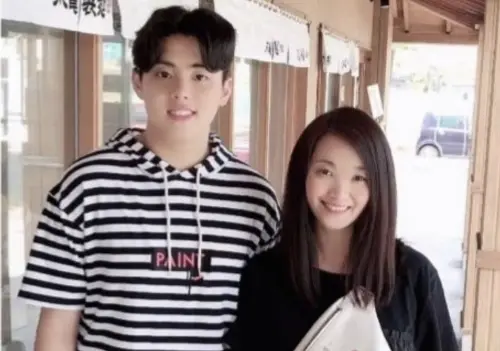 ▲許秋怡（右）的兒子已經20歲，她看來還是氣色很好，沒有「老媽媽」的樣子，十分凍齡。（圖／摘自IG）