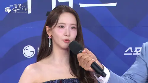 青龍獎／潤娥紅毯慘摔變「在地女神」！粉絲驚呼：怎麼跌倒也超美
