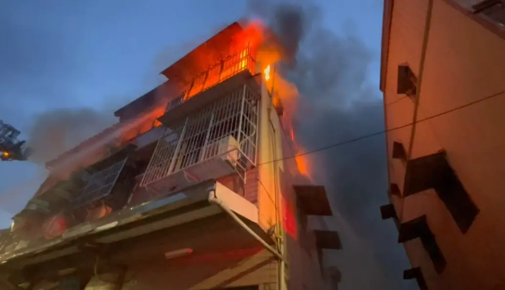 ▲嘉義市芳興街12巷18日晚間發生火警，消防人員在二樓進行搜救時，發現一名婦女反鎖房門，躲在房間衣櫥內。（圖／翻攝畫面）