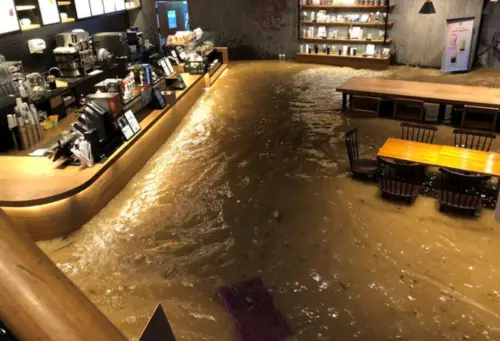 韓國光州單日雨量破400毫米！星巴克慘被淹沒　桌椅全泡泥水裡
