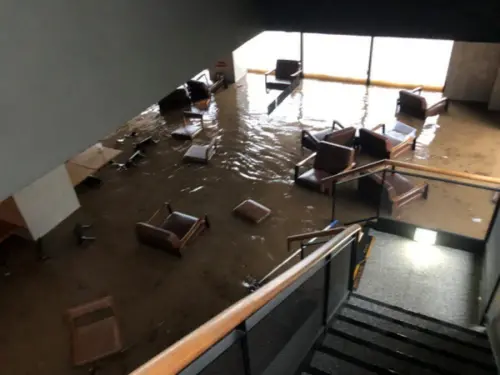 ▲該家星巴克一樓的沙發幾乎全毀。(圖/翻攝自中央日報) ▲該家星巴克一樓的沙發幾乎全毀。(圖/翻攝自中央日報)