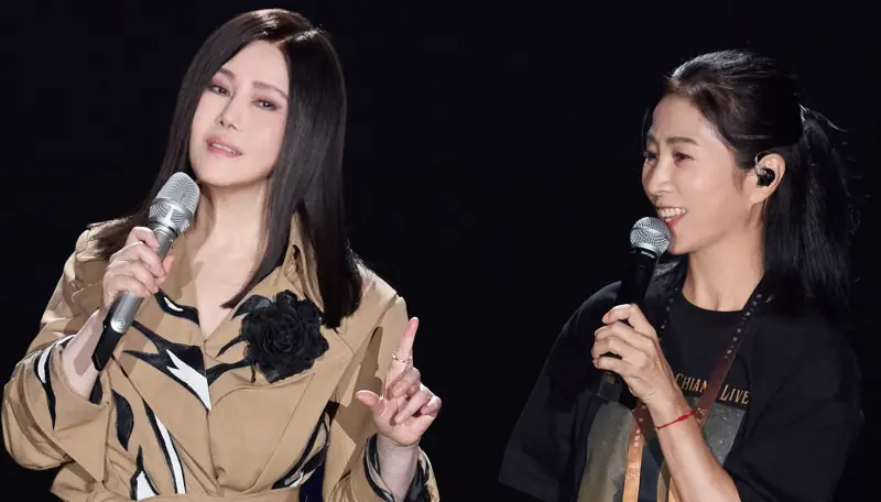 ▲江蕙（左）昨晚在高雄巨蛋開唱，方文琳（右）喬裝「送水小妹」驚喜現身，兩人在台上一來一往鬥嘴，逗樂歌迷，方文琳也罕見提到她與前夫的關係。（圖／寬宏藝術提供）