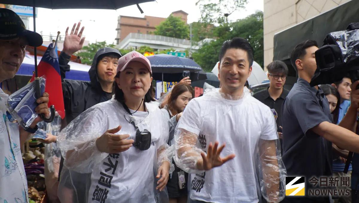 ▲台北市長蔣萬安陪同立委王鴻薇市場掃街。（圖／記者呂炯昌攝，2025.07.19）