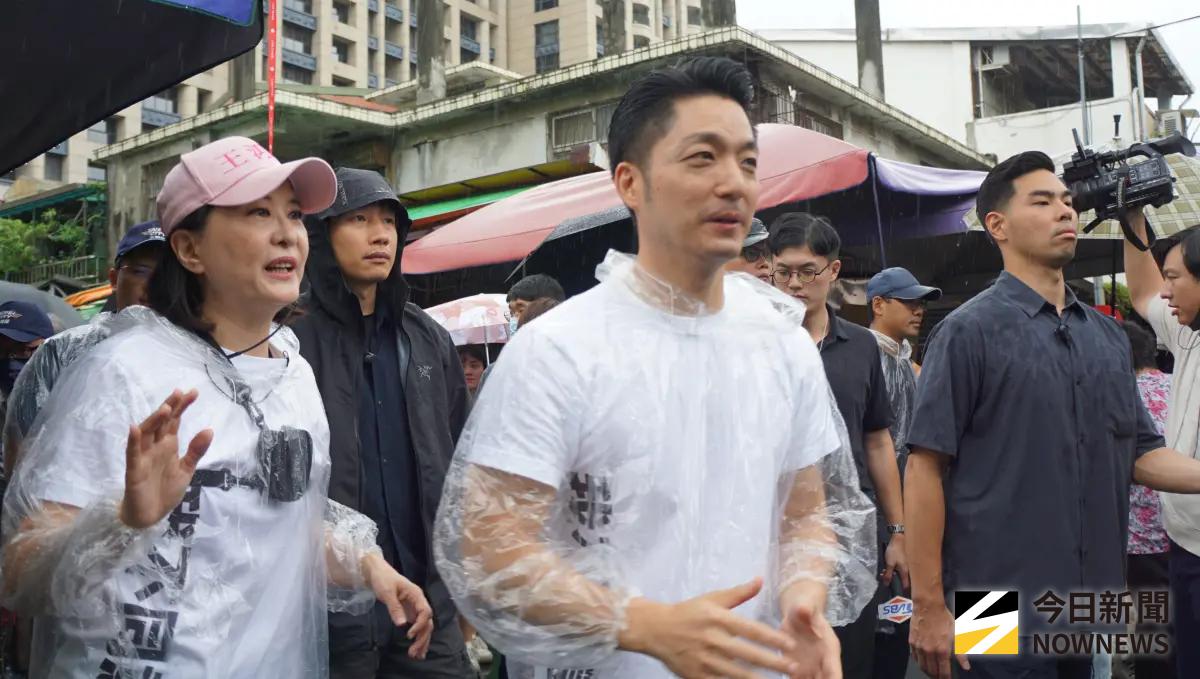 ▲台北市長蔣萬安陪同立委王鴻薇市場掃街。（圖／記者呂炯昌攝，2025.07.19）