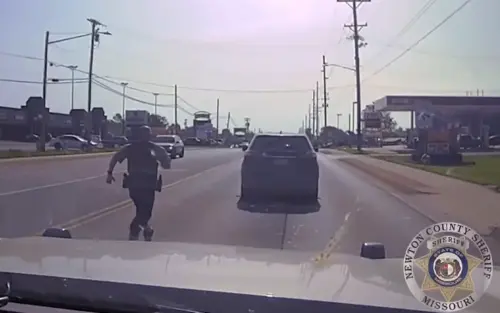 影／搶救及時！美國勇警發現車輛「詭異慢行」　竟是駕駛心臟病發
