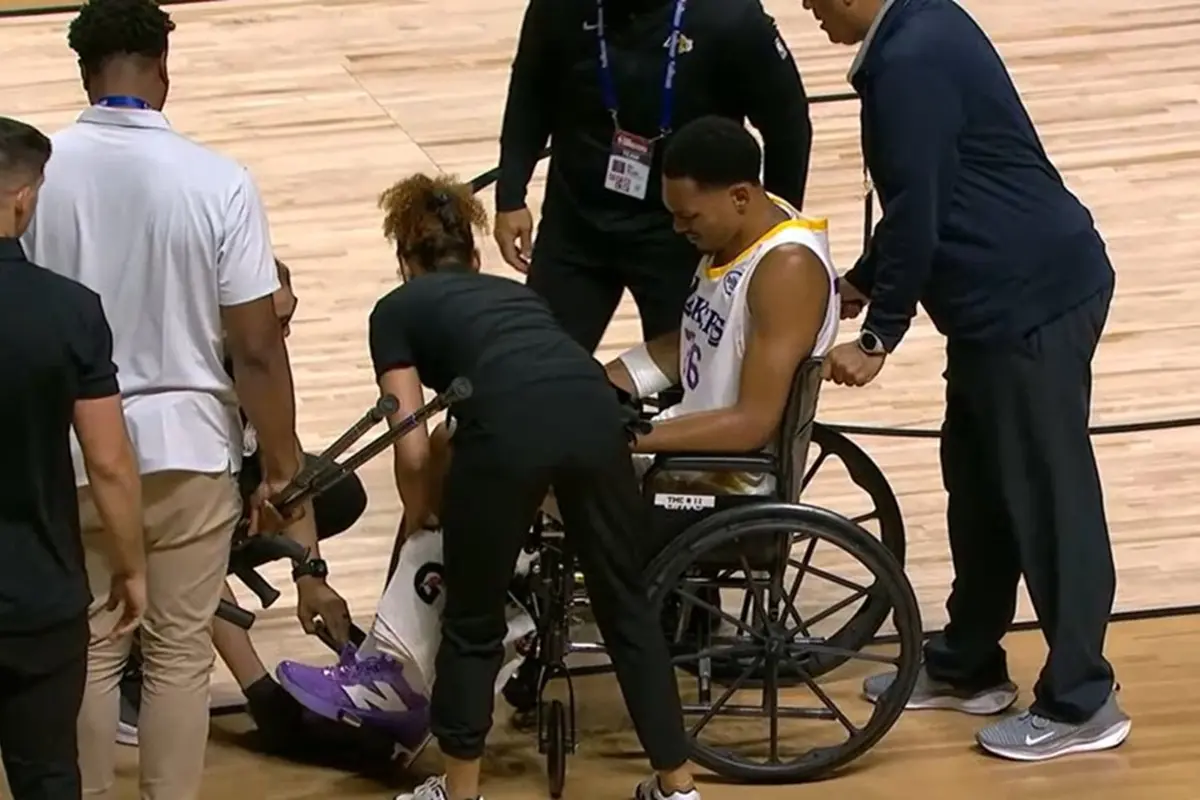 ▲夏季聯賽持續進行之際，洛杉磯湖人隊傳出壞消息，表現亮眼的前鋒Darius Bazley在與波士頓塞爾提克隊的比賽中傷退，為他的NBA回歸之路蒙上一層陰影。（圖／美聯社／達志影像）