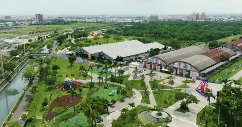 ▲「2025屏東夏日狂歡祭」於今（19）日登場，活動將至8月31日，地點為屏東縣民公園。今年活動規模全面升級，推出首座會下雪的童話冰宮城堡。（圖／翻攝屏東夏日狂歡祭臉書）