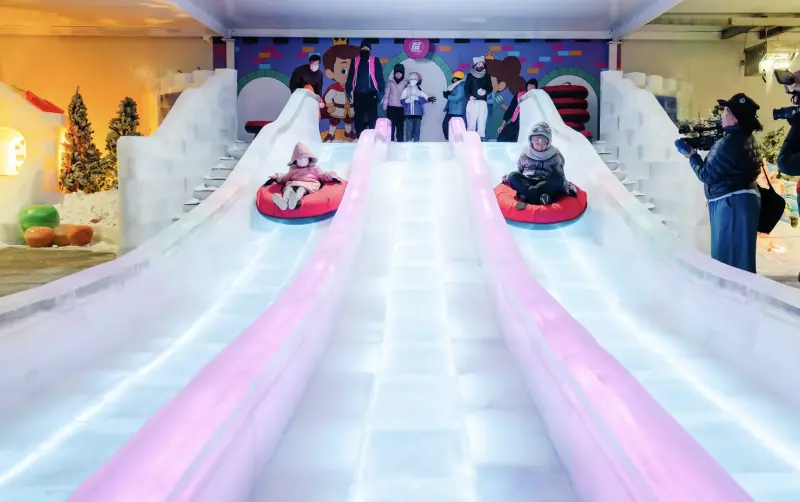 ▲「2025屏東夏日狂歡祭」於今（19）日登場，活動將至8月31日，地點為屏東縣民公園。今年活動規模全面升級，推出首座會下雪的童話冰宮城堡、17米海盜船等設施，本文整理亮點、交通資訊等一次看。（圖／翻攝屏東夏日狂歡祭官網）