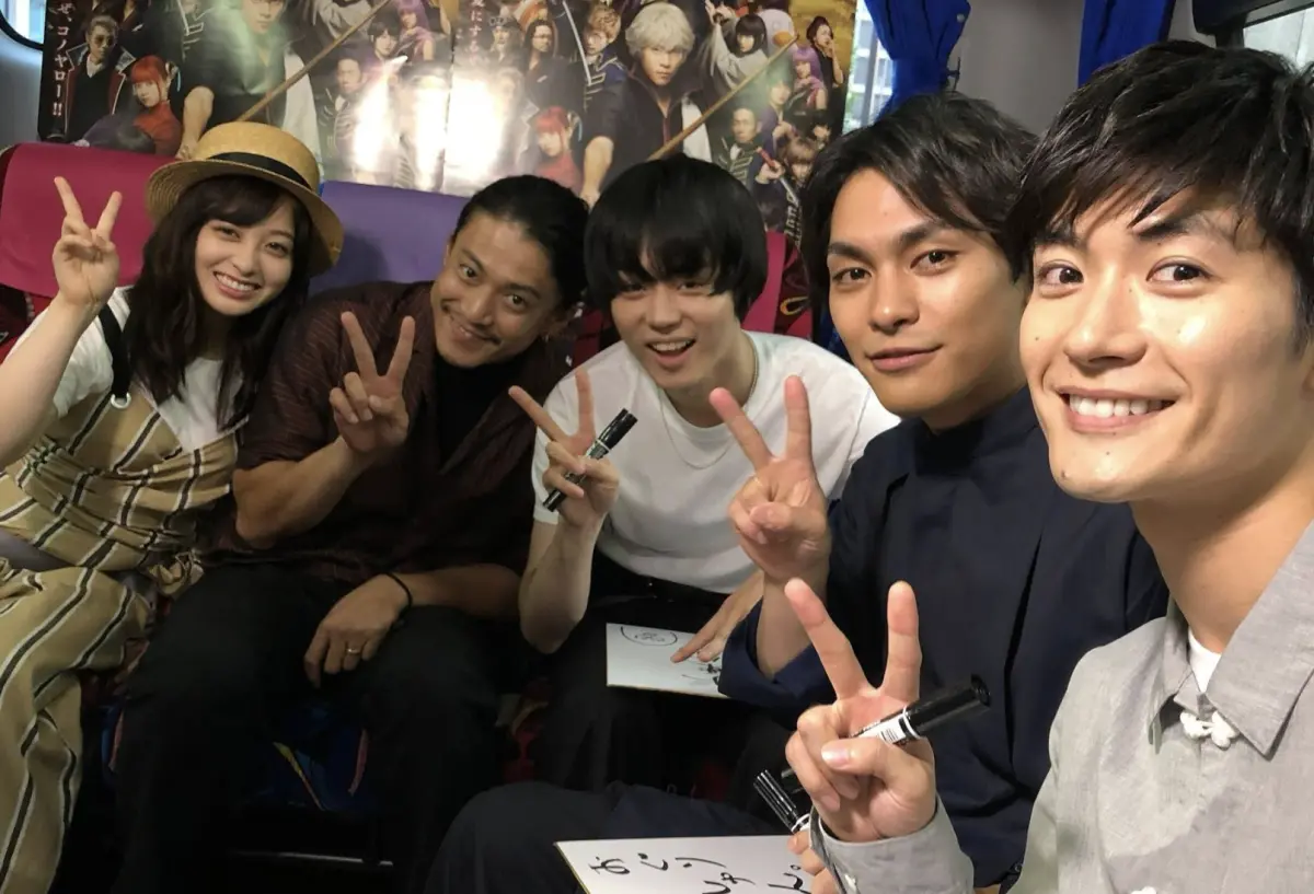 ▲福田雄一在X上分享7年前《銀魂2》演員群合照，當時三浦春馬（右1）笑得很燦爛，讓粉絲又想念起他。（圖／翻攝自福田雄一X）