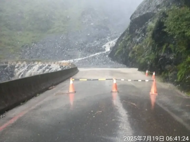 ▲南橫公路、台20臨105線30K+300(檜谷路段)發生土石流，雙向車道阻斷無法通行。（圖／公路局南區養護工程分局提供）