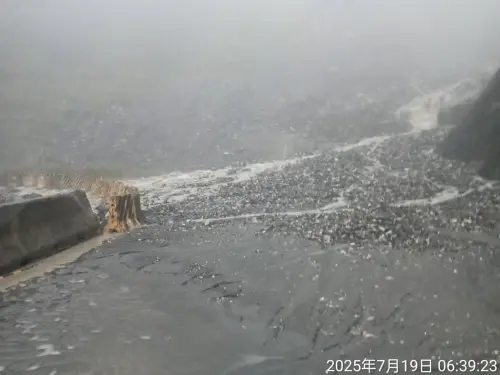▲南橫公路高雄市桃源區「檜谷路段」發生土石流,大量雨水沖刷而下,畫面十分驚人。(圖/公路局南區養護工程分局提供) ▲南橫公路高雄市桃源區「檜谷路段」發生土石流,大量雨水沖刷而下,畫面十分驚人。(圖/公路局南區養護工程分局提供)