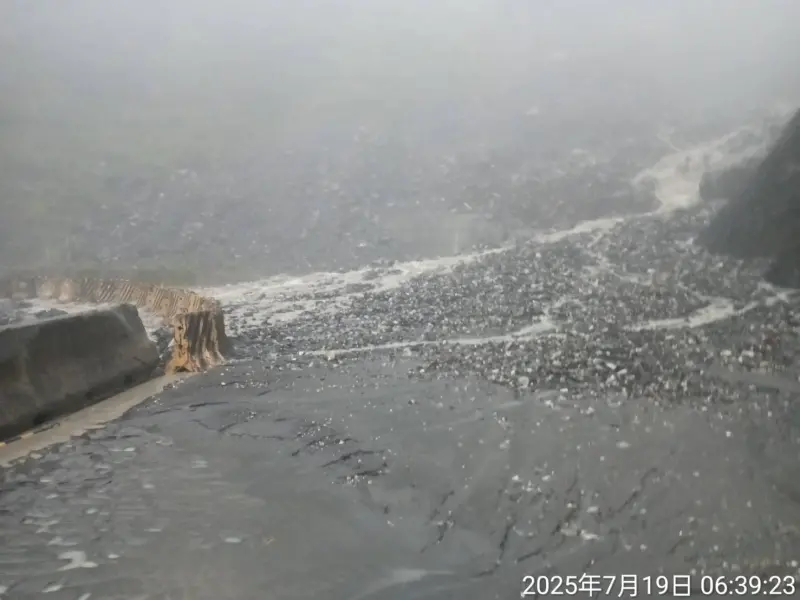 ▲南橫公路高雄市桃源區「檜谷路段」發生土石流，大量雨水沖刷而下，畫面十分驚人。（圖／公路局南區養護工程分局提供）