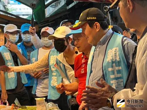 ▲前總統馬英九陪同國民黨立委賴士葆掃街。（圖／記者林怡昕攝，2025.07.19）