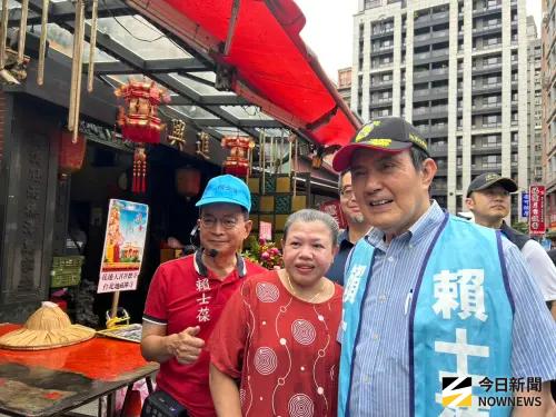 ▲前總統馬英九陪同國民黨立委賴士葆掃街。（圖／記者林怡昕攝，2025.07.19）